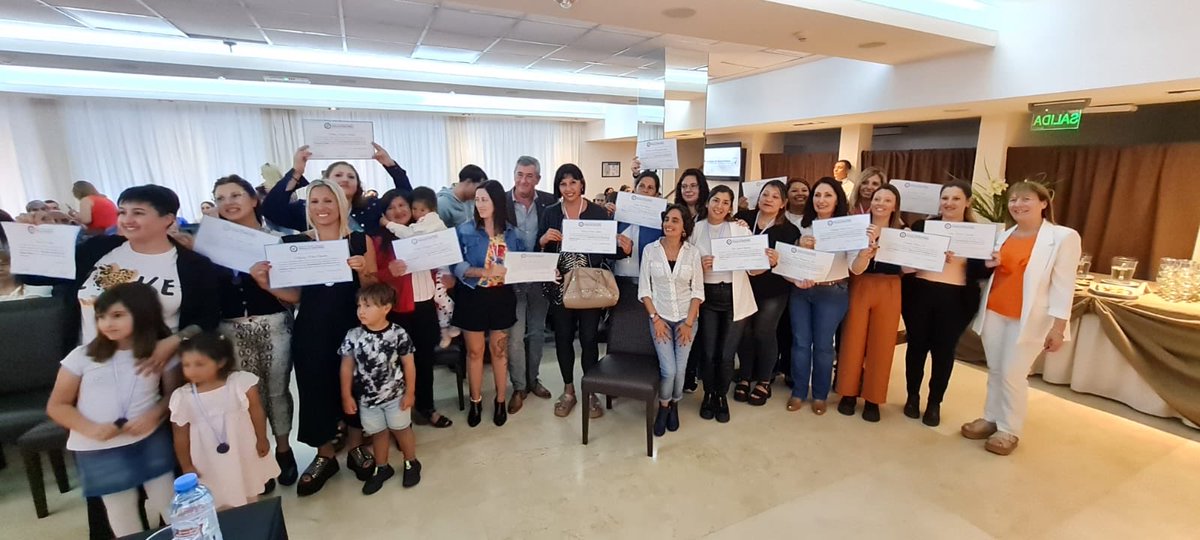 vascozubieta's tweet photo. Hoy entregamos Certificados de la Especialización de Enfermería en “Cuidados Críticos”. Primer Acto de Egresados de nuestro flamante Instituto de Formación y Capacitación de la localidad de Mar del Plata. “Esto se logra, con el esfuerzo solidario de todos los afiliados” https://t.co/d0bNWVJbF5