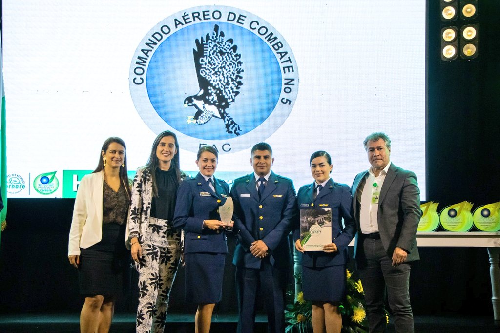 FuerzaAereaCol's tweet photo. Por las iniciativas eficientes de ulitización de recursos naturales y energéticos en el oriente antioqueño, su @FuerzaAereaCol  fue galardonada con el #PremioProgresa, otorgado por @cornare.

#MiFuerzaAérea🇨🇴 
#CustodiosDelMedioAmbiente 
#CACOM5 https://t.co/2JS1KZcAN7
