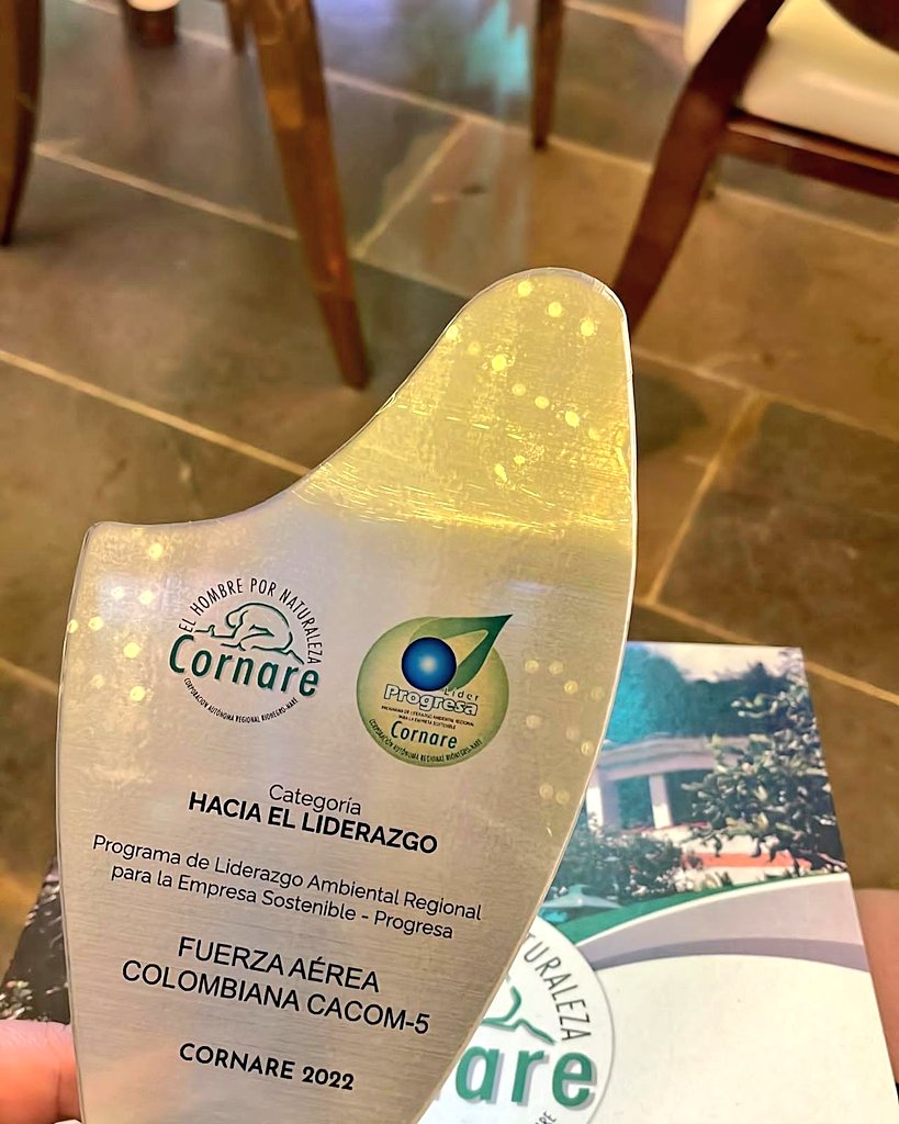 FuerzaAereaCol's tweet photo. Por las iniciativas eficientes de ulitización de recursos naturales y energéticos en el oriente antioqueño, su @FuerzaAereaCol  fue galardonada con el #PremioProgresa, otorgado por @cornare.

#MiFuerzaAérea🇨🇴 
#CustodiosDelMedioAmbiente 
#CACOM5 https://t.co/2JS1KZcAN7