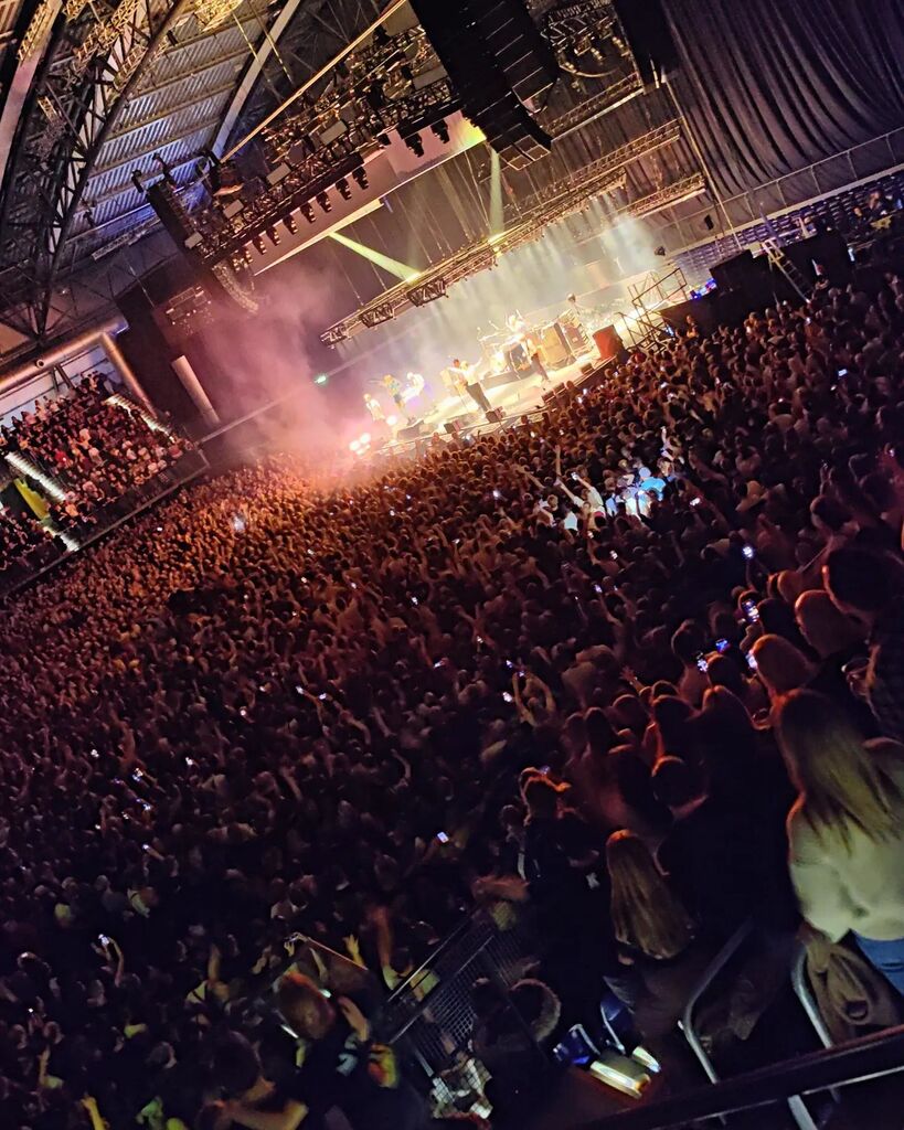 Der_MiWei's tweet photo. @kraftklub 🥳🥳🥳🥳🥳

Iiiiiich komm aus Karl-Maaaaarx-Stadt... https://t.co/hjsYaJlJF8 https://t.co/Lc25r8kfDw