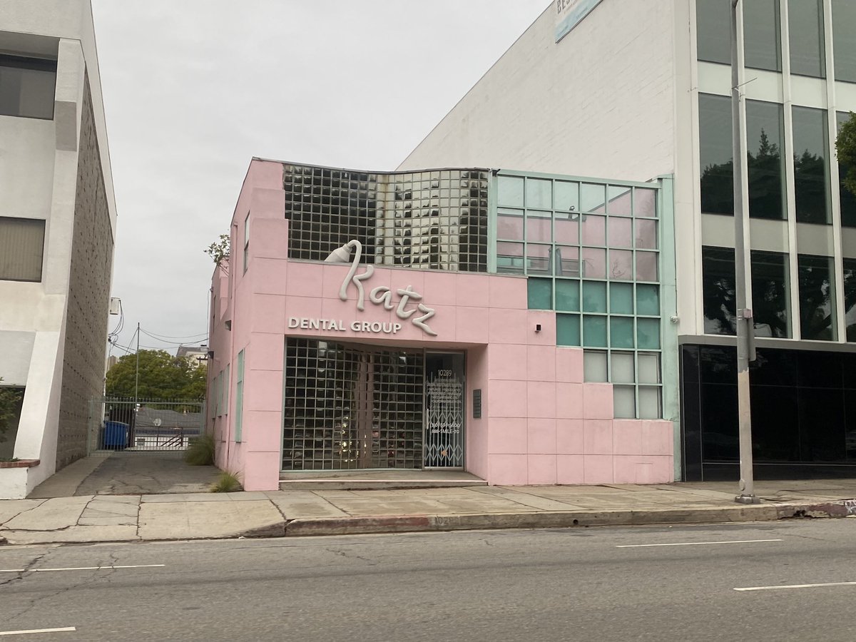 iluvbutts247's tweet photo. one of the best late 80s/early 90s buildings in LA https://t.co/RSsvvJYG6k