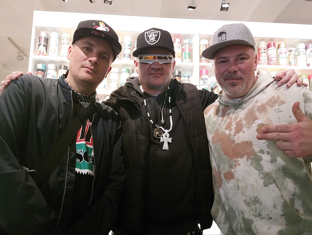 FlashmasterRay's tweet photo. Immer wieder
schön die Jungs zu treffen 🫶
@sleepwalkerHH & Stephan Gerber aka. SMG , ein Teil der legänderen Hamburger Hip Hop Crew Readykill. ☠️
#hamburg #hiphop #SMG #sleepwalker #FlashmasterRay #hiphophead #hiphophistory https://t.co/M5OML3eOfz
