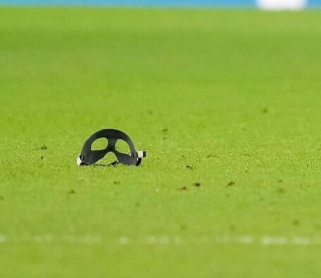 월드컵 시작 전에 손흥민이 했던 말

"2년동안 국민들이 써오신 마스크를 생각하면 저의 마스크는 아무것도 아니다"

그리고 포르투갈전이 끝난 뒤 경기장 위에 놓인 마스크

마치 소설 속 가면 쓴 영웅 이야기 같다