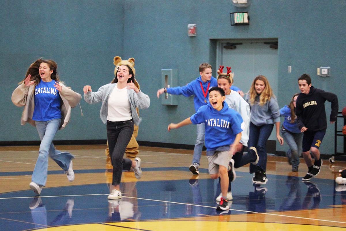 We had a holly jolly pep rally today! We celebrated our fall sports teams and played fun, Christmas-themed games. #catalinakidscan #santacatalinatrue