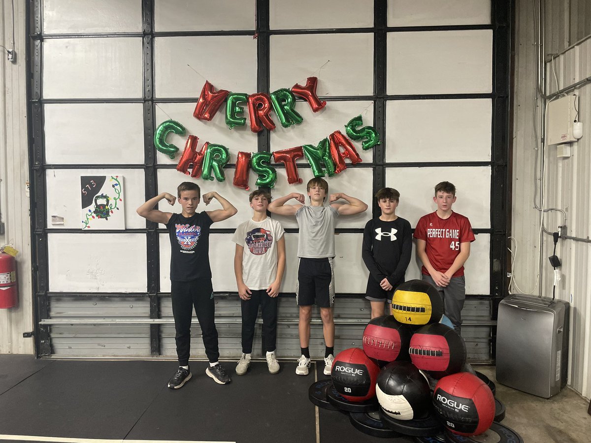 FarkasBrandi's tweet image. Fierce5 kids took to  @573Fitness for the 12 Days of Christmas wod!! #NoExcuses #getfitforacause