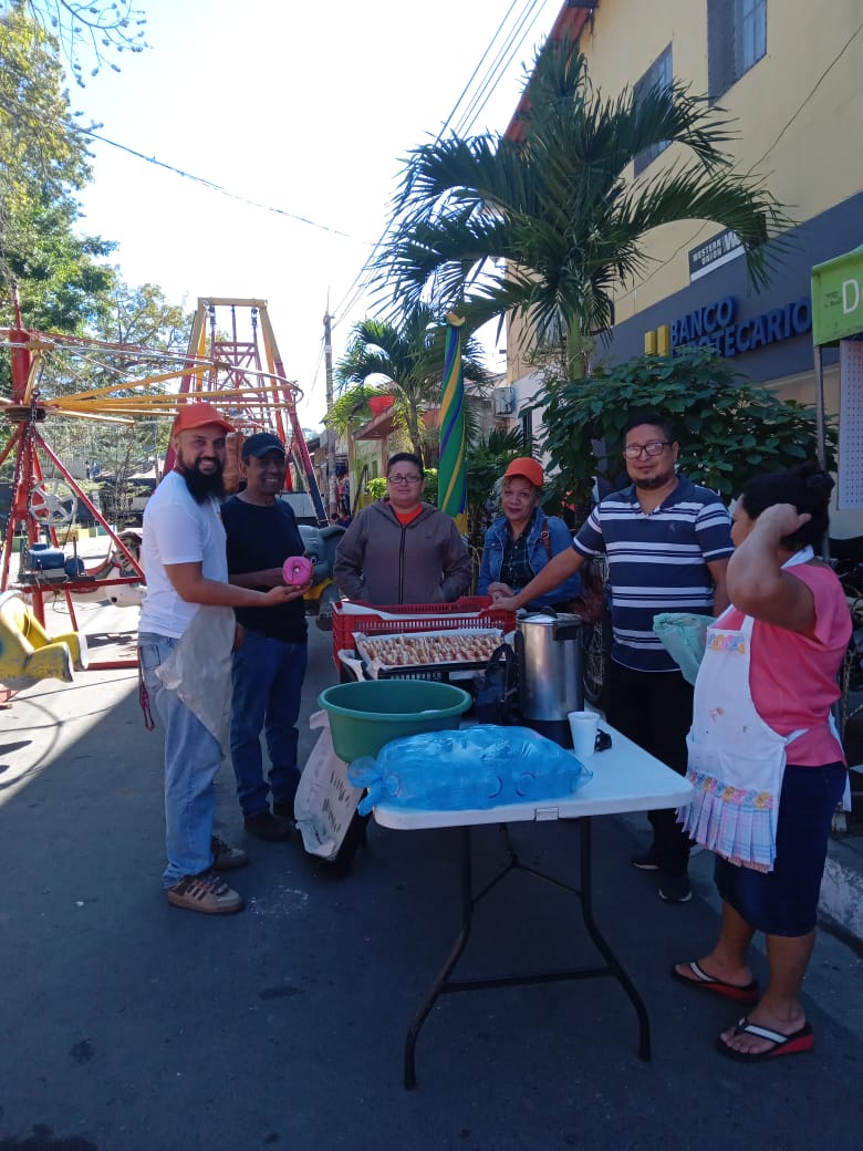GANATonaca1's tweet photo. Dia del comercio 🛒 en nuestro Mercado Municipal, gracias a nuestro #Empresario, #LiderComunal y #Amigo Geovanni Hernandez, de la panadería El Jefe en Alta Vista, estuvo apoyando en las actividades dando un aporte para nuestros amigos.
#SomosNaranja
@GGallegos24
@CALEMANR https://t.co/SCCdywRWoE