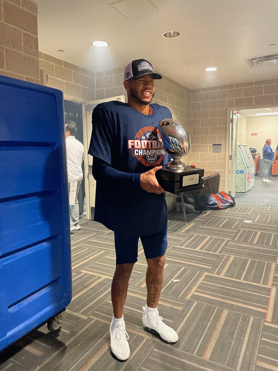 UTSA's tweet photo. The MVP is still soaking it in. 🤙

#UTSA #BirdsUp #LetsGo210 @UTSAFTBL https://t.co/EYo1y8Av13