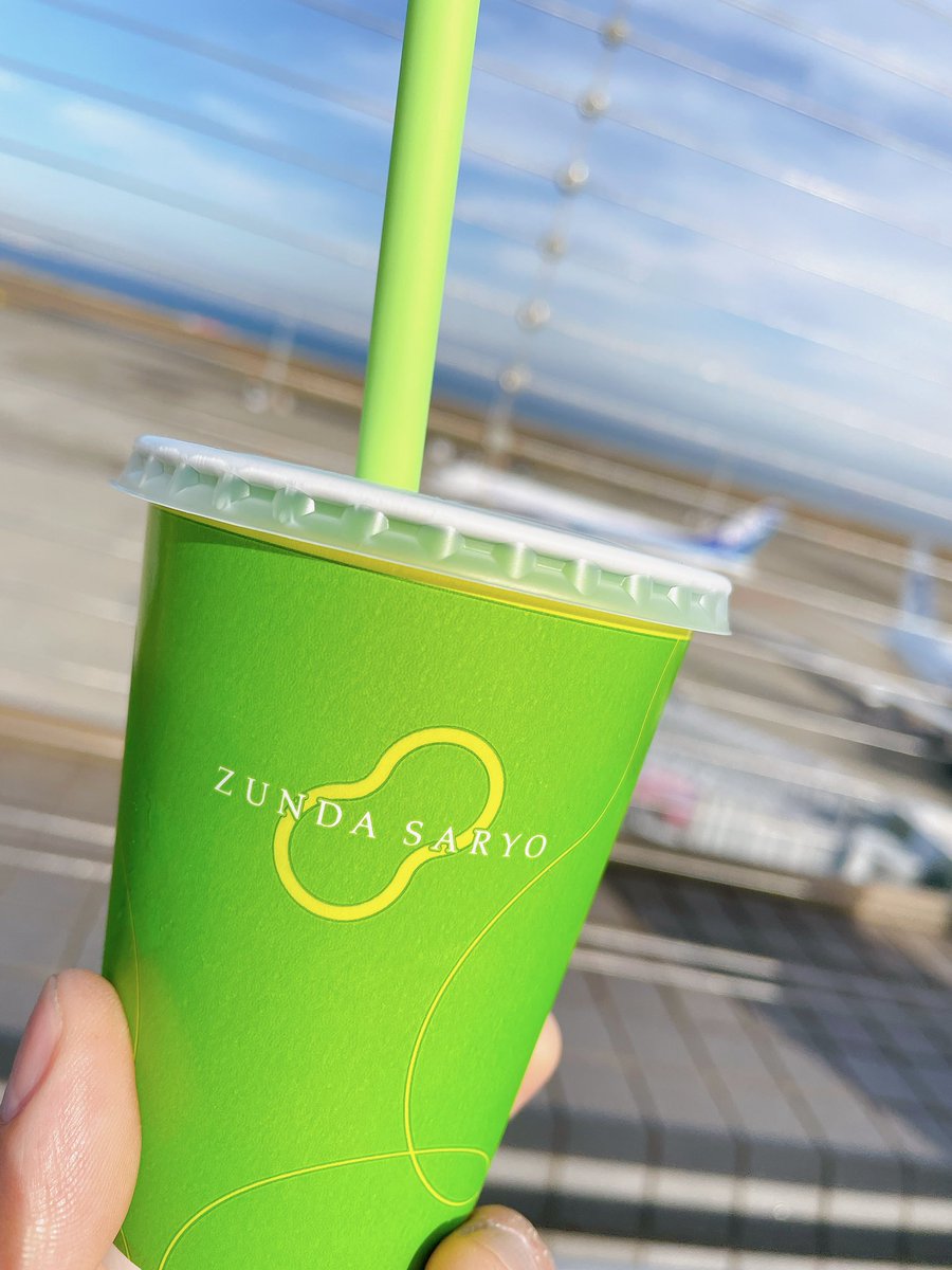 cap_3104's tweet photo. 明日のライブに向けてこれから愛媛へ前乗りでごさいます。

出発前に羽田空港にて久し振りのアカシア。
やはりオイル焼き美味いな〜、からのずんだシェイク^_^

良い演奏出来そうな気がして来ましたよ〜^_^

#えひめ憲一
#澤田慶仁
#Pslam
#アカシア
#オイル焼き
#ロールキャベツ https://t.co/esezRFTUQS