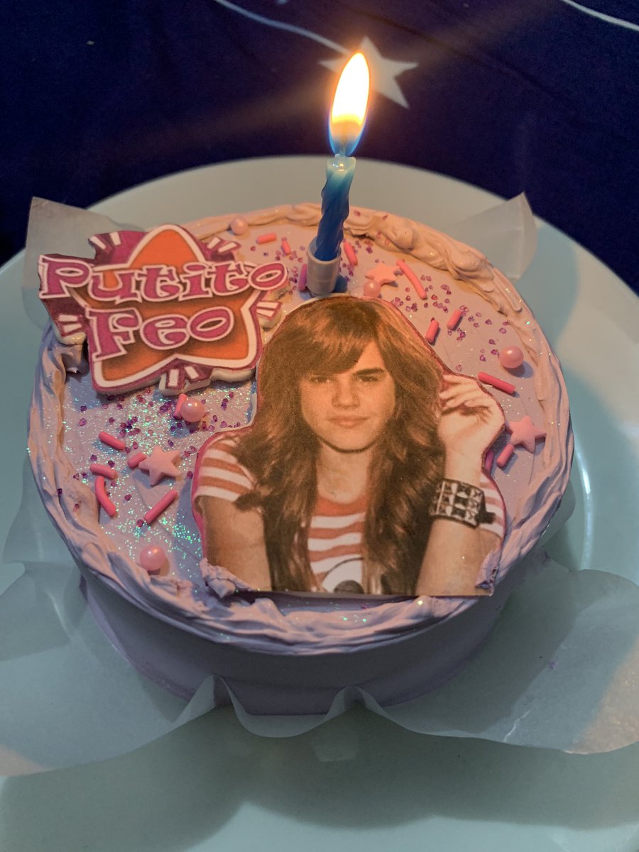 hoy es mi cumpleaños y mi hermana me regalo esta torta JAJAJAJAJAJAJA QUEEEE