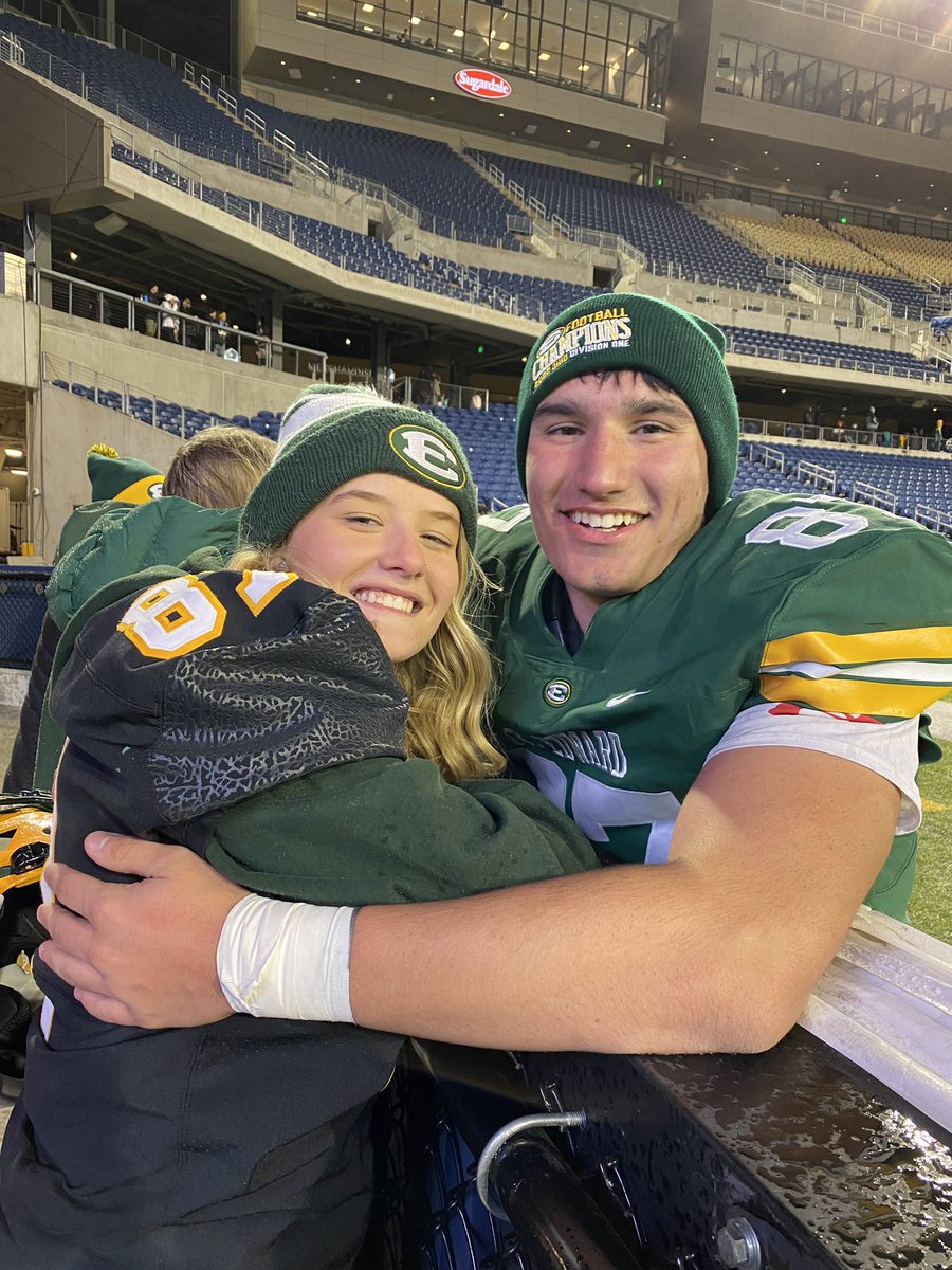 StuartStuart73's tweet photo. And that’s a wrap!! @_Luke_Stuart @SEHS_FOOTBALL 💚💛🦅🏈💍 https://t.co/GTGYg2LLex
