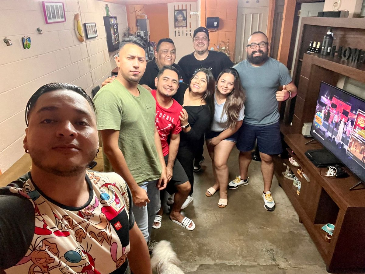 StefArguet's tweet photo. Noche en casa tomando fresquito de tamarindo @LisGarcaG @ChavoDel8_SV @ReneVlzqz @melgaronal #Netillo #Harochin #Paquito 🫶🏼 https://t.co/uty4HsmEO5