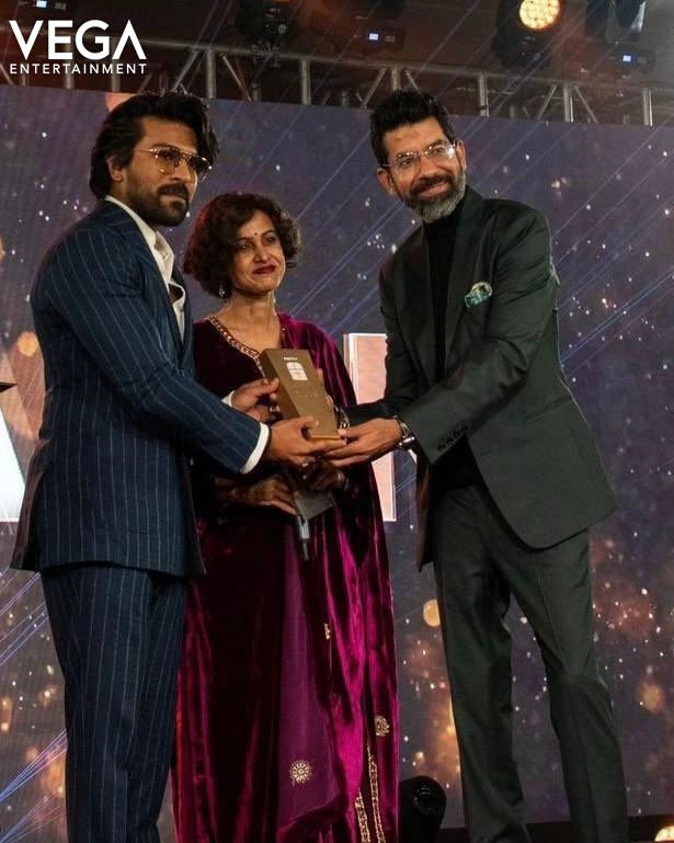vegaent's tweet image. Mega Power ⭐ #RamCharan won the Prestigious #TrueLegend 
#FutureOfYoungIndia Award 🔥🔥
#vega #entertainment #vegaentertainment