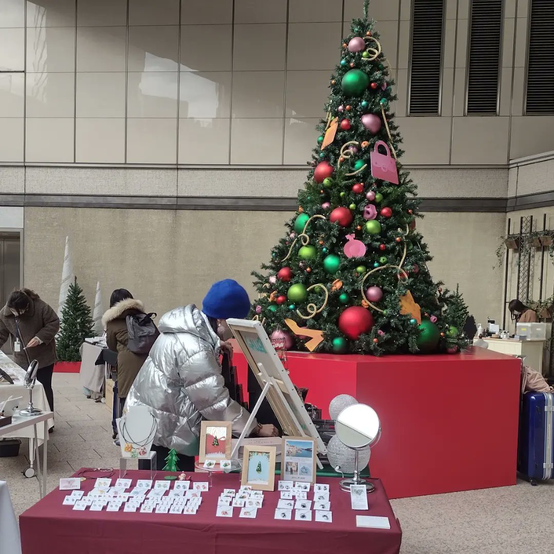 pretty_glass21's tweet photo. ルミネ有楽町1Fパサージュのプレシャスマーケットの搬入完了しました。
今回はクリスマスカラーコーナーとモノトーンコーナー作ってみました。
今日、明日の2日間、ぜひお出かけください。
#ベネチアンガラス
#ミルフィオリ
#HaleMarche
#有楽町
#ルミネ
#クリスマス
#週末おでかけ https://t.co/dGQnXt2aHP