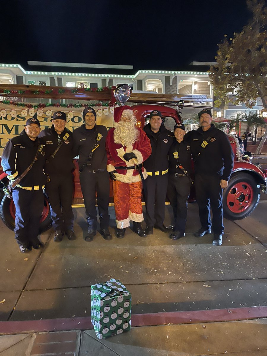 Your #santaclaracountyfirefighters 👨🏻‍🚒were proud to deliver #santa🎅🏻 to the #losgatos #holiday #treelighting 🎄tonight!  This is a yearly tradition our crews always enjoy being a part of. 

<a href="/TownLG/">Town of Los Gatos</a> 
<a href="/sccfiredept/">Santa Clara County Fire</a> 
#weare1165 
#bayareafirefighter