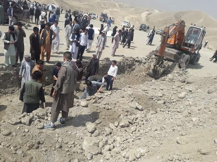 Di200200's tweet photo. In the discriminatory issue of electricity transmission, Hazaras were forced to protest, the "lighting movement > jonbish Roshaniee" demonstration, but more than 90 educated Hazara youths were massacred in Dehmzang area!
#StopHazara‌Genocide https://t.co/rCWDvRvi3O