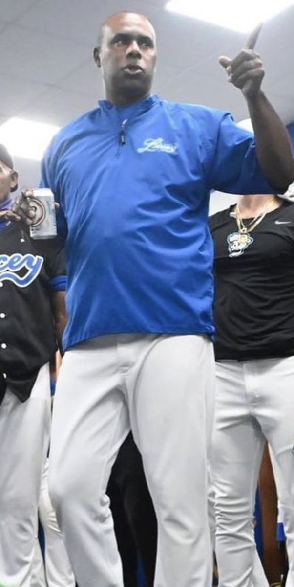 garbaez's tweet photo. Entréguenle un equipo de sóftbol y este señor lo lleva a la final de la LIDOM 👍🏿 https://t.co/FPU4db9OVP
