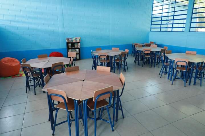 MineducGT's tweet photo. En el marco del remozamiento de la #EODP y la #EORM aldea Ojo de Agua en San Pedro Yepocapa, Chimaltenango, Operación Bendición también realizó la donación de mobiliario escolar, utensilios de cocina y una dotación de Biblias. https://t.co/KePVlLJjaQ
