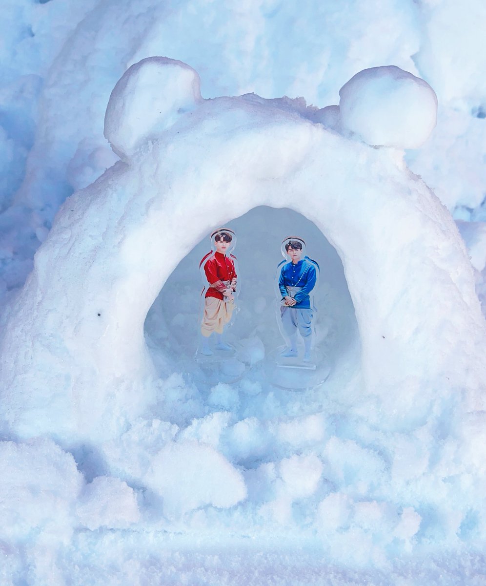 romiromi1069's tweet photo. 今日のアクスタ遊びはかまくらで遊ぶJaFirst❄️くまさん型🐻のかまくらと、くまさん型🐻の雪だるまも完成😆🫶🏻
#JaFirst
#JaFirstとおでかけ
#JaPhachara
#First_Chalingrat https://t.co/kiGhQdHxW6