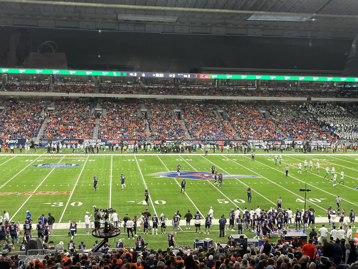 WilliamMacdani1's tweet photo. On the field for UTSA/UNT for the CUSA title. Both teams giving their all. ⁦@underdogdynasty⁩ https://t.co/aEeFjyJ9wj