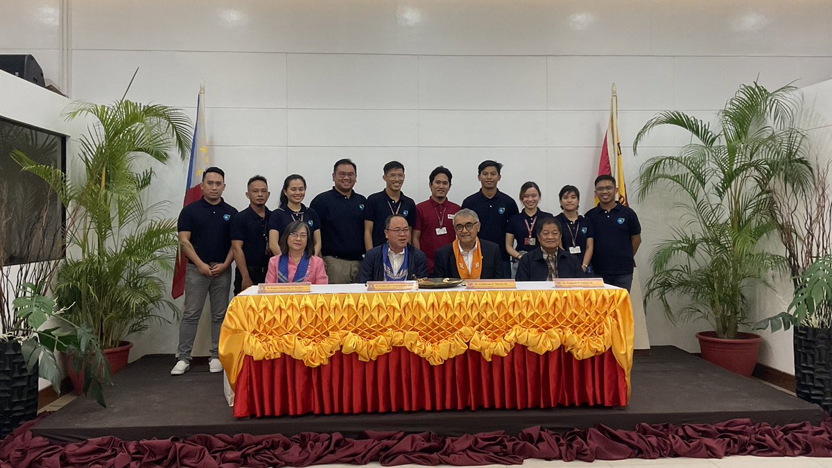 umcgnies's tweet photo. The CGNIES Team with the Presidents and Chief Academic Officers of the @uniminofficial and the University of San Agustin during the MOU Signing Ceremony of @umcgnies and USA-CANMEET.

#um #cgnies #usa #canmeet #scienceforthepeople https://t.co/Sr02VcRhXS