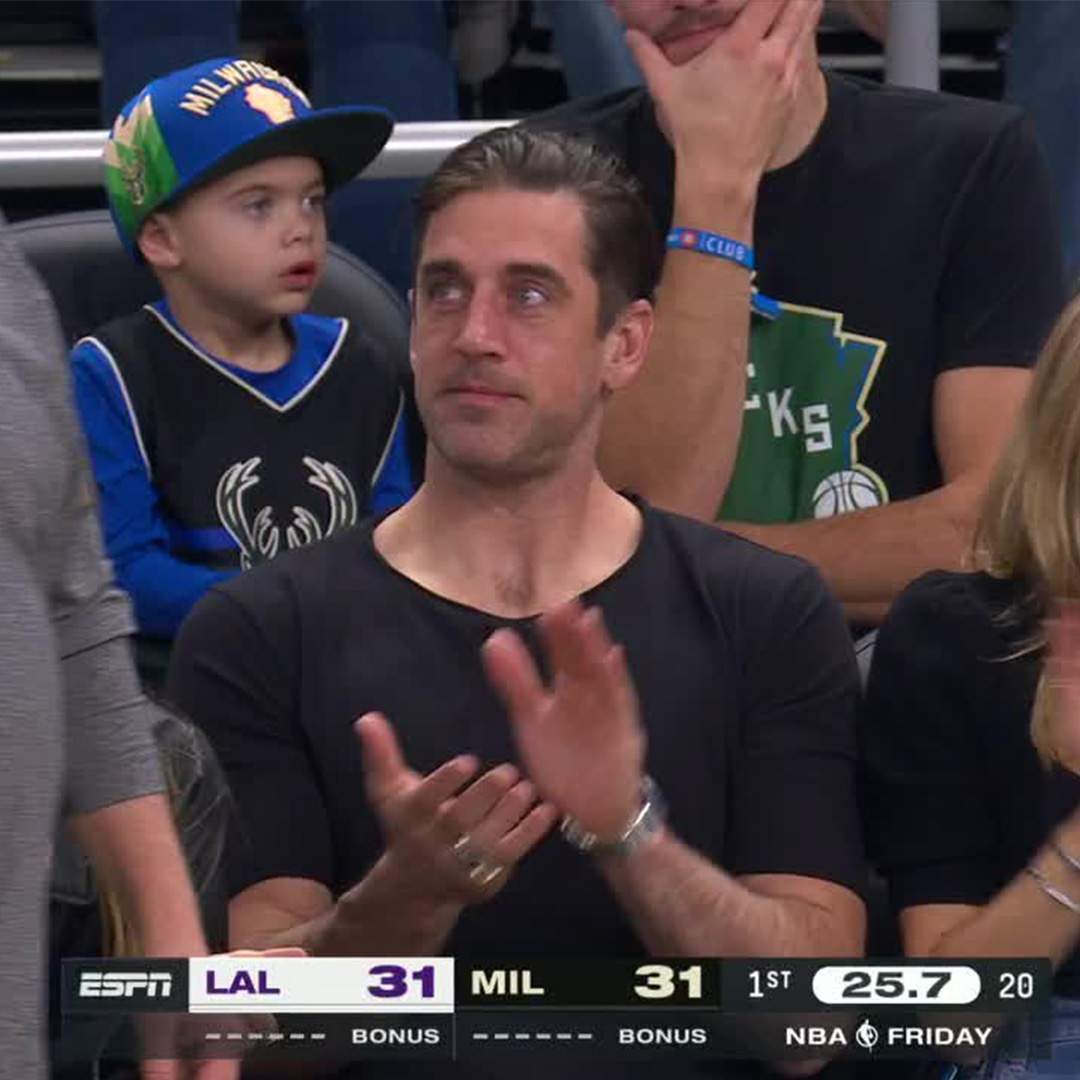ESPNNFL's tweet photo. Aaron Rodgers pulled up to watch Lakers-Bucks 🔥 https://t.co/fjx0wfJq0r