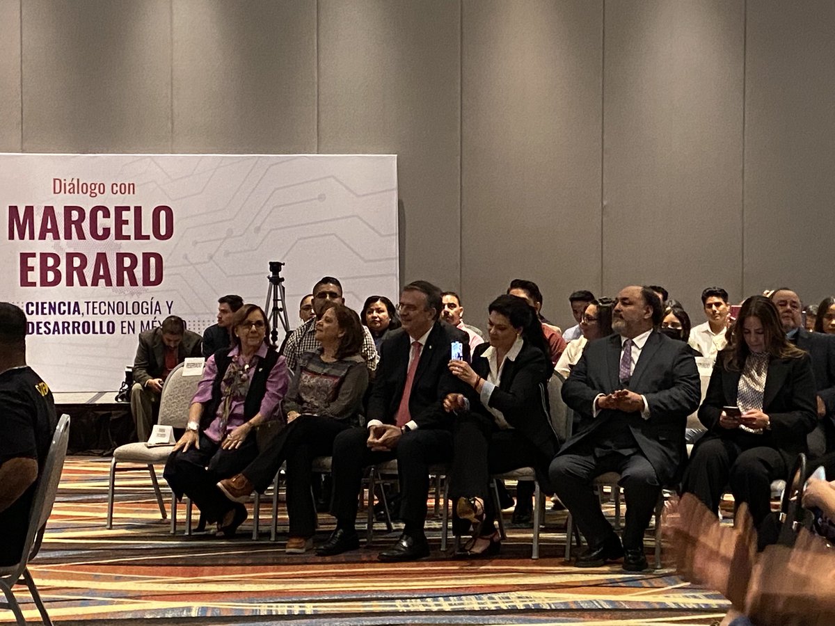 Extraordinario encuentro con jóvenes de nuestro querido #Guanajuato; quienes con su talento y compromiso le compartieron al Canciller <a href="/M_Ebrard/">Marcelo Ebrard C.</a>, el robot de talla mundial que crearon. Se llama Prometheus. ¡Increíble! 🤖

¡Muchas felicidades <a href="/inbiodroid/">INBIODROID</a>!