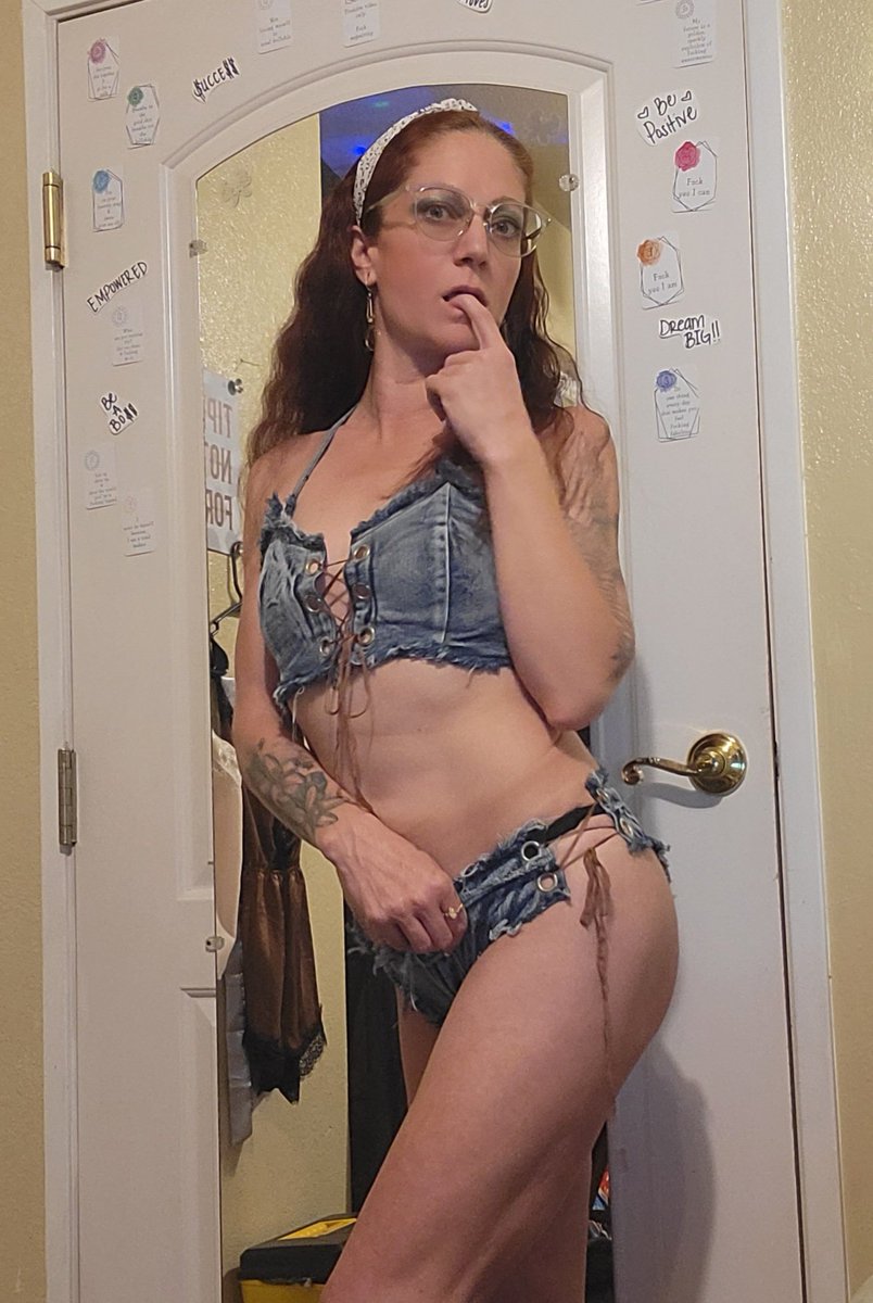 DenayaJupiter's tweet photo. Getting some online time tonight @StreamateModels #jupiterdenaya #camgirlِ #streamate #swiswork #looknotouch #cowgirlcourtesan #redhead #nofilter #GlassesGirl #denim #bestlegs https://t.co/GYgXqZkhtl