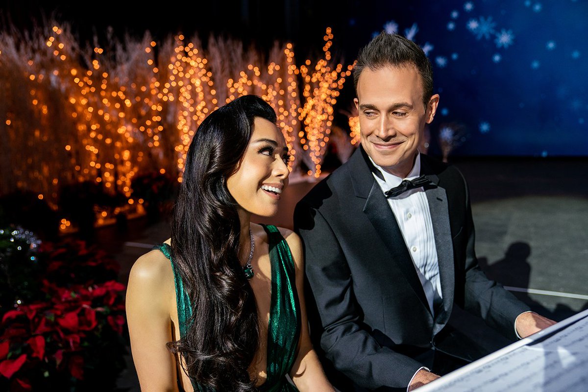 KLW_DPT's tweet photo. 12/2: Aging pop diva leaves big city to grant teenage fangirl's Christmas wish, meets widowed dad, cowrites next big hit, falls in love - takes one weekend. Conclusion: Freddy Prinze Jr, not white, possibly still relevant. #25daysofHallmark #christmaswithoutyou https://t.co/O8lmY24PBm