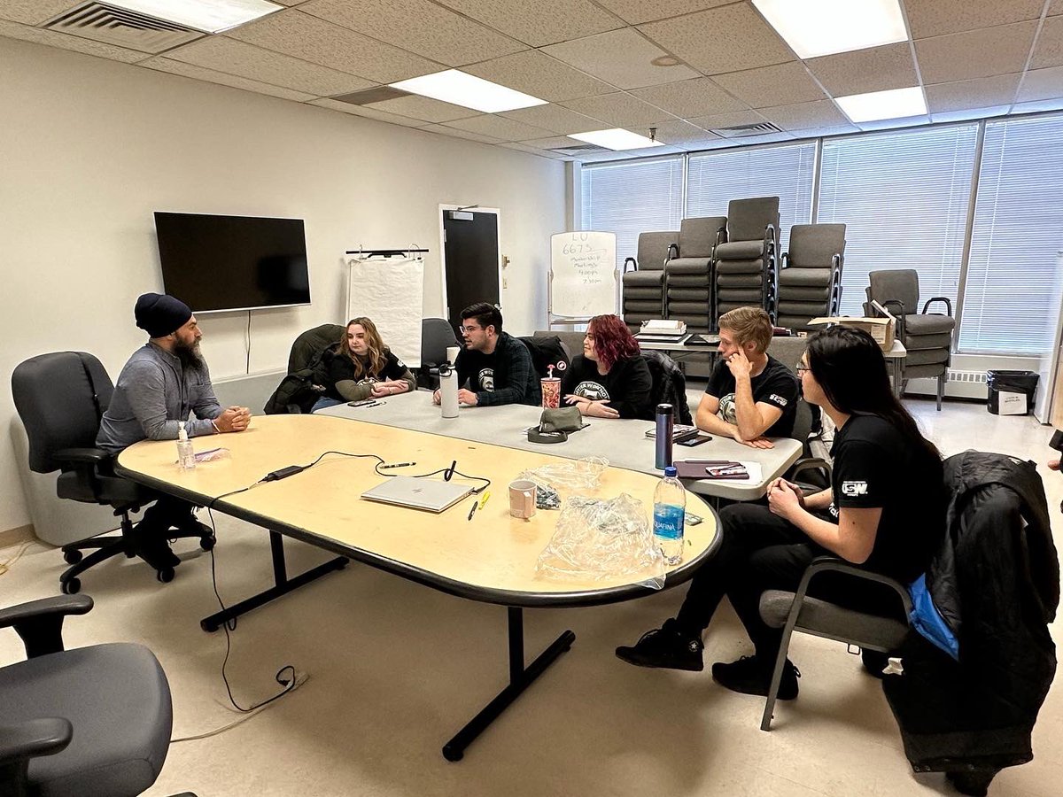 Today, USW bargaining committee members from <a href="/StarbucksCanada/">Starbucks Canada</a> in Calgary &amp; Sherwood Park met w/ <a href="/theJagmeetSingh/">Jagmeet Singh</a>. He spoke to them about the trail they are blazing by organizing and joining the labour movement. #USWWorks #Steelbucks #ablab #starbucks