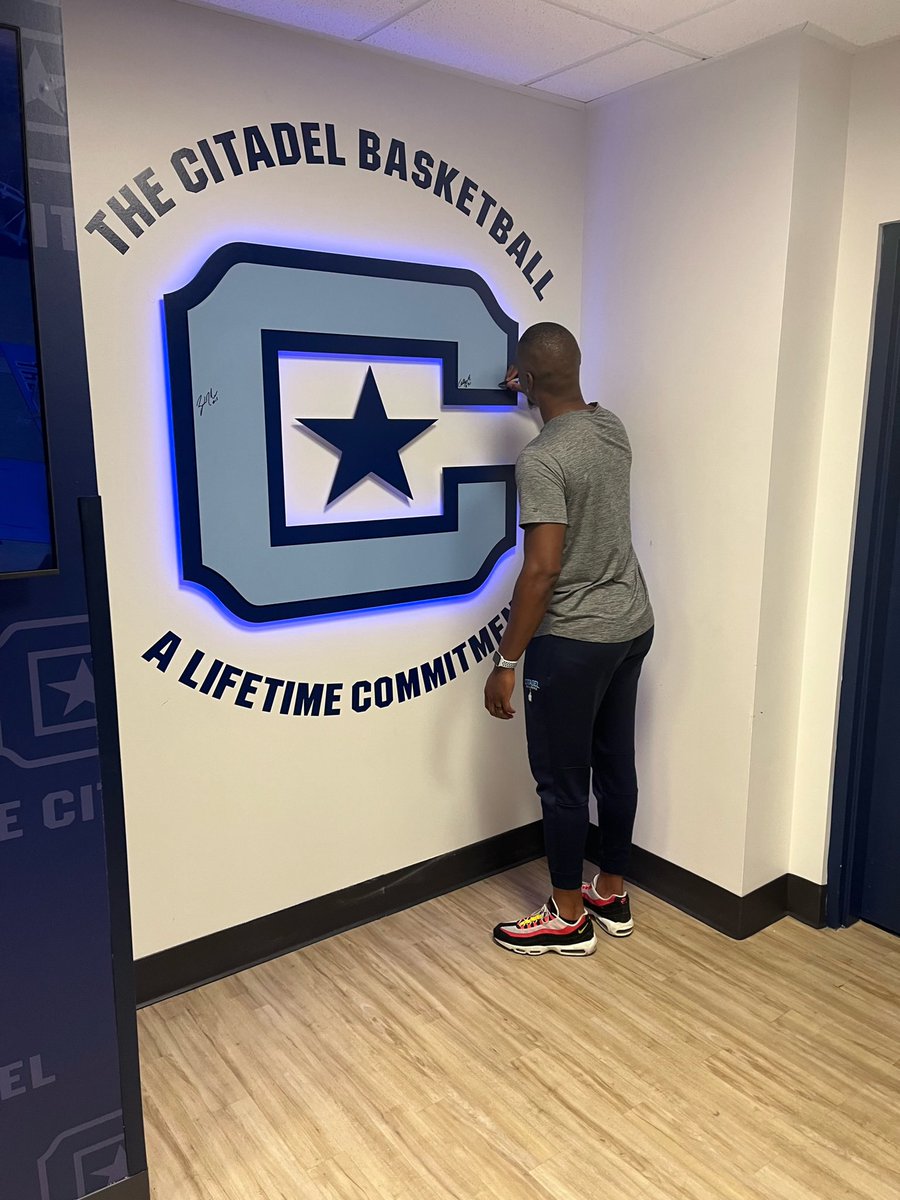 CitadelHoops's tweet photo. A Lifetime Commitment.

Members of the legendary Class of 2011 became the first to sign our Alumni Star-C today ahead of our crosstown rivalry tomorrow, in addition to Head Coach @CoachEdConroy!

Zach Urbanus
Bryan Streeter
Philip Pandak
Matt Clark
John Reynolds
#TogetherWeAttack https://t.co/p4vQAsD9yo