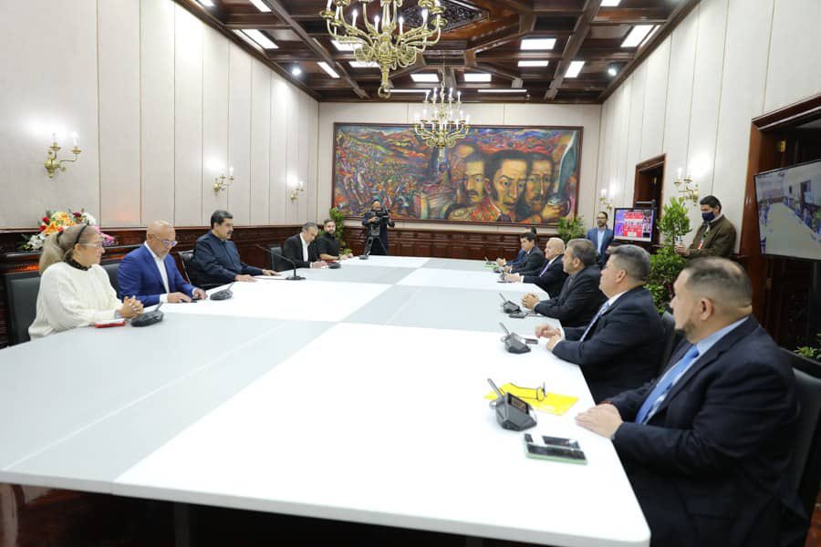 polianalitica's tweet photo. 🔴 Nicolás Maduro se reunió en Miraflores con los líderes de la Alianza Democrática.

⚪️  Bernabé Gutiérrez - AD.
🟣 Timoteo Zambrano - C.
🔵 Luis Augusto Romero - AP.
🟢 Juan Carlos Alvarado - Copei.
🟡 Brito y Parra - PV. https://t.co/o5Scjbwu83