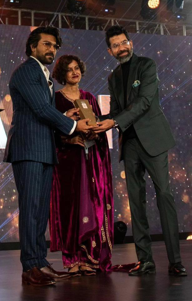 telugufilmnagar's tweet image. Mega Power ⭐ #RamCharan won the Prestigious #TrueLegend - 
#FutureOfYoungIndia Award 🔥🔥
A well deserved one 👏👏

#RamCharan #RC15 #RRRMovie #TeluguFilmNagar