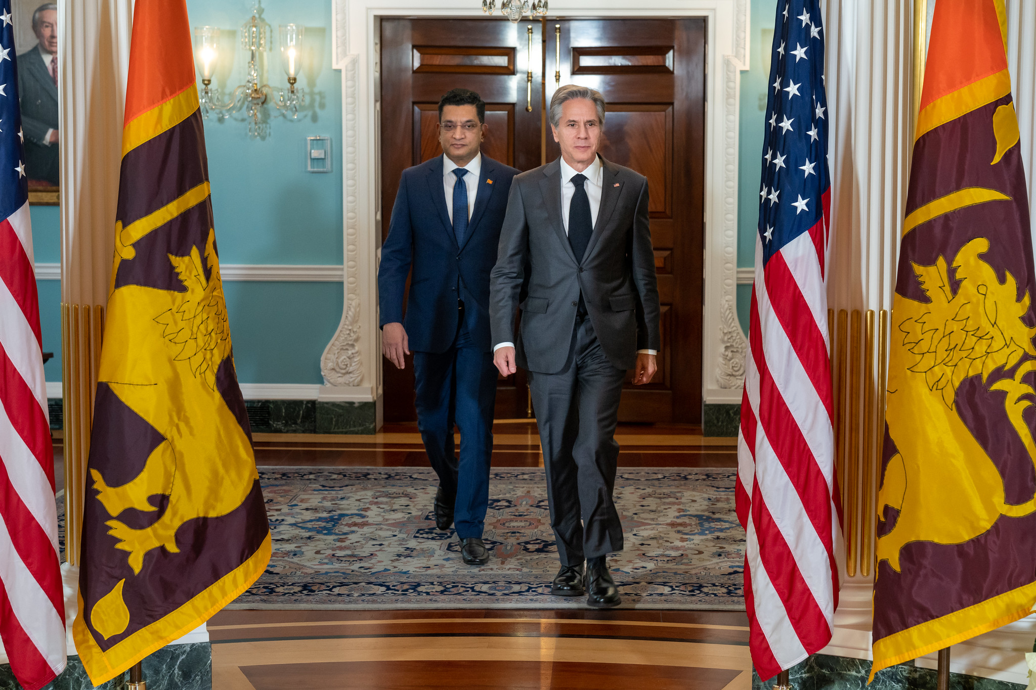 X 上的 Secretary Antony Blinken：「Met with Sri Lankan Foreign Minister  @alisabrypc to discuss our joint efforts to combat local and global  challenges. As we near 75 years of ties, we thank Sri