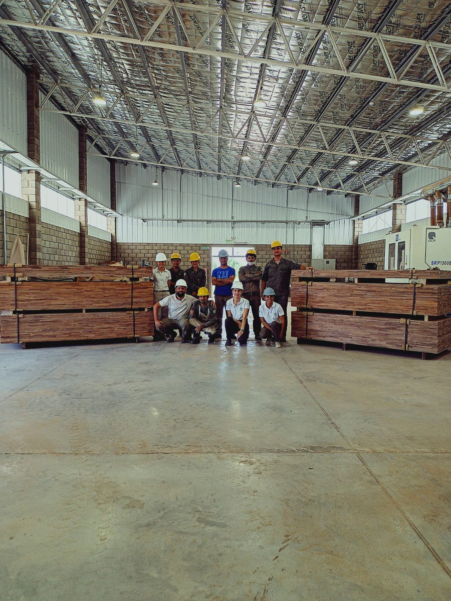 jmcapitanich's tweet photo. PRIMER LOTE DE PRODUCCIÓN DE TABLEROS ALISTONADOS 

Los tableros son la base de la reconversión industrial del sector maderero de la provincia. Esta herramienta da mayor eficiencia concentrando sus esfuerzos en el diseño y en el ensamble de los muebles y aberturas. https://t.co/coxu1XDKTu