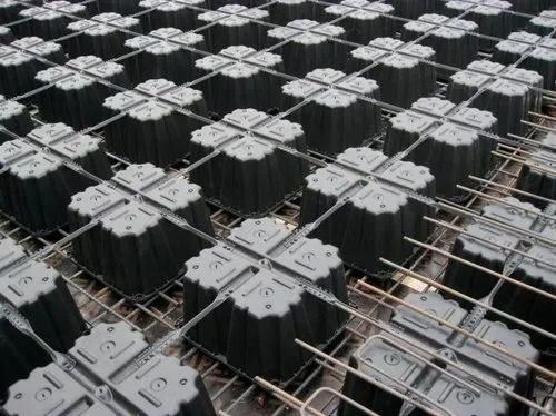 khlied01's tweet photo. اذا عندك مشروع كبير وتحتاج بحور واسعة هنا نظام انشائي اقتصادي يسمى
Voided biaxial slab
البلاطات ثنائية المحور المفرغة
 تكمن فكرة هذا النظام بإستخدام وحدات بلاستك عالية الكثافة مفرغه من الداخل مملوءة بالهواء لتحل مكان الخرسانة(الأحمال الميتة) فيتحقق الوفر في كميات الحديد والخرسانة https://t.co/S2Xb5ezpOJ