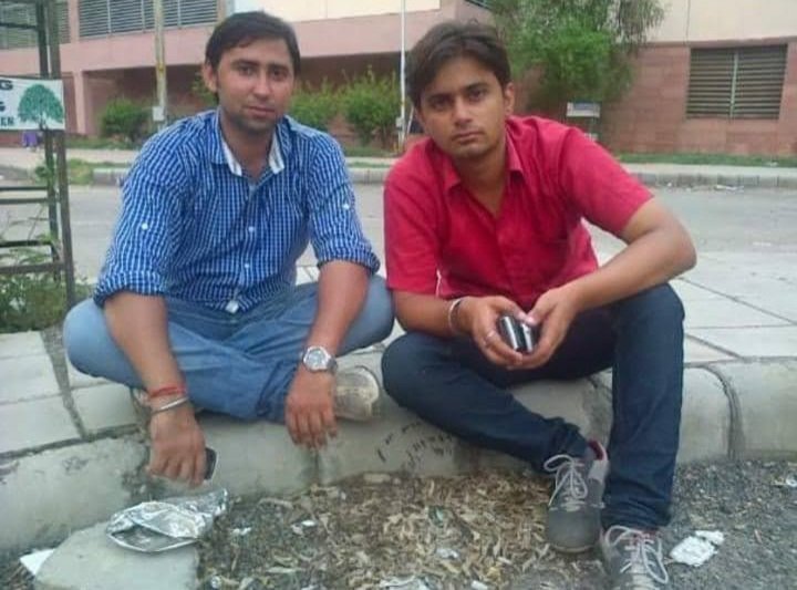 हमारे प्यारे भाई और परम मित्र <a href="/abhayparashar/">Abhay parashar</a> को जन्मदिन की हार्दिक शुभकामनाएं। हमेशा खुश रहो, स्वस्थ रहो और जीवन मे खूब तरक्की करो मेरे भाई । ईश्वर की कृपया सदा बनी रहे। 🎉🎊🤗♥️
(तस्वीर अन्ना हजारे आंदोलन के दौरान की है)