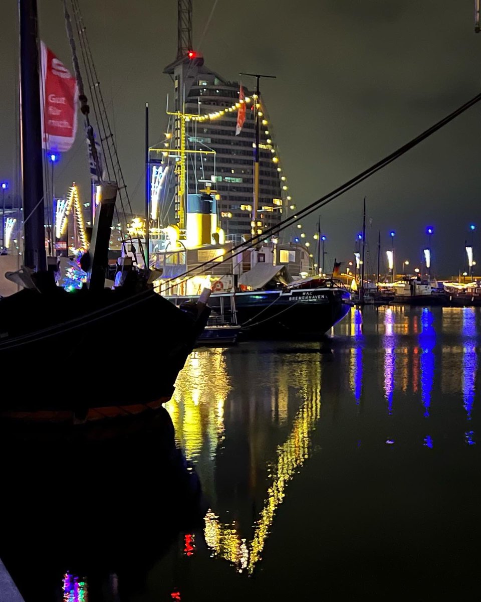 DerAltleher's tweet photo. Bremerhaven by Night •
so calm and so bright 🤩
𝟴°𝗢𝘀𝘁
ᶫಌᵛᵉ 𝗙𝗲𝗿𝗶𝗲𝗻𝗵𝗮𝘂𝘀 𝗚𝗿𝗲𝗶𝗳𝗲𝗻𝗯𝗲𝗿𝗴 #𝗛𝗔𝟭𝟳 https://t.co/xOyJkKzCK1