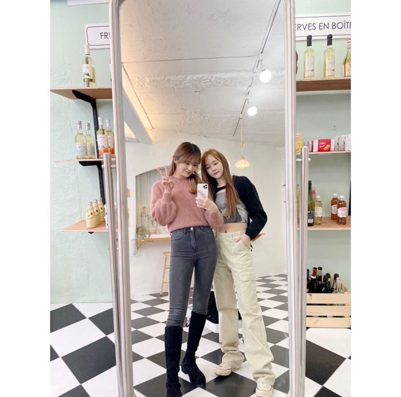 bugaboo_fans's tweet photo. • New post de Choyeon y Cyan 🫶🏻🎄

• ‘Outfit Change’ Behind 📸
#bugaboo #choyeon #cyan 
👇🏻👇🏻👇🏻 https://t.co/L6Q6PCUWPp