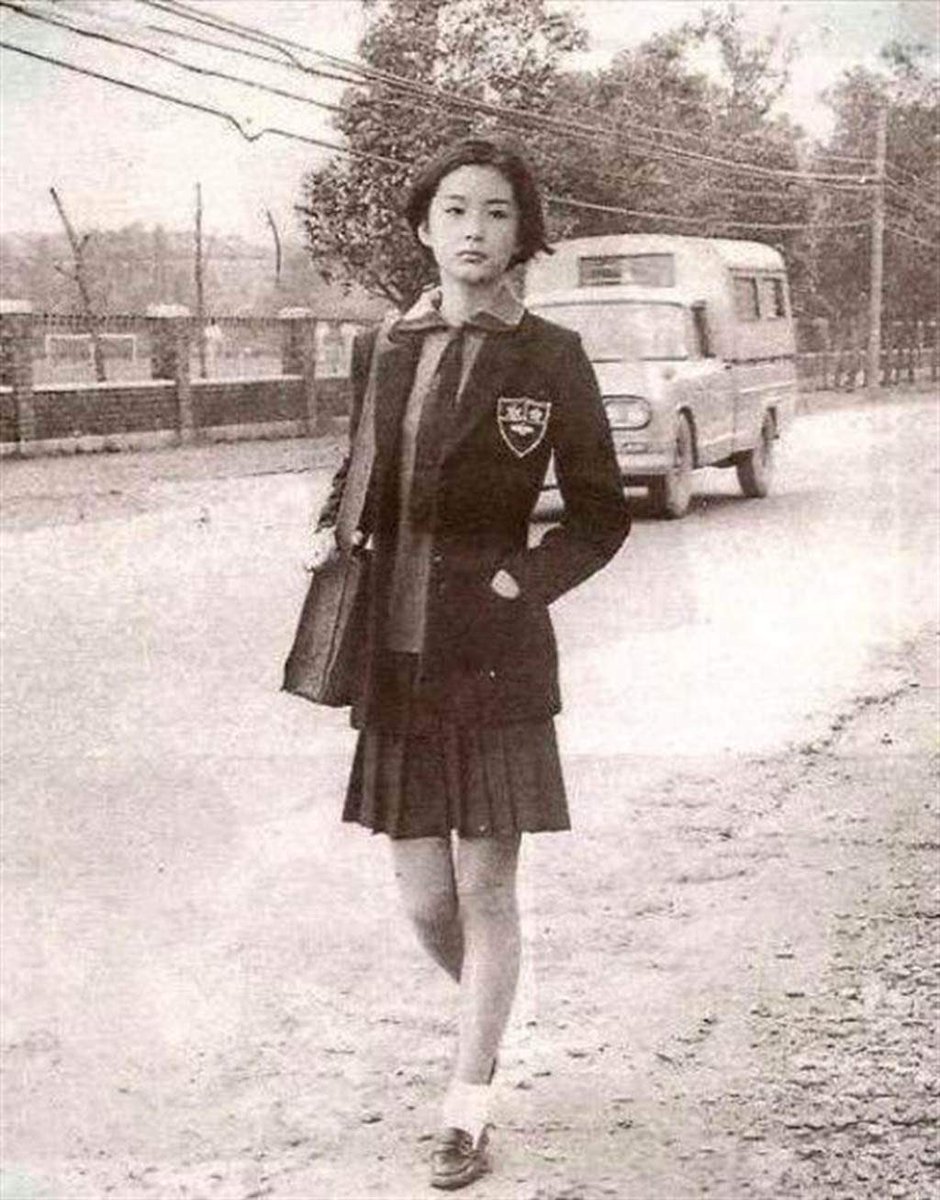 xinwendiaocha's tweet photo. 很多年前台湾女高中生！知道是谁吗？ https://t.co/iwOWO9JL1n