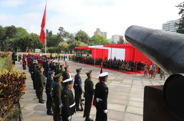 CCFFAA_PERU's tweet photo. El JCCFFAA, General de Ejército Manuel Gómez De La Torre, presidió la ceremonia por el 142° aniversario de la Creación de la Reserva y Día del Reservista, realizada en el Santuario Patriótico - Reducto N° 2. (1/3) https://t.co/fjK3aPiHkj