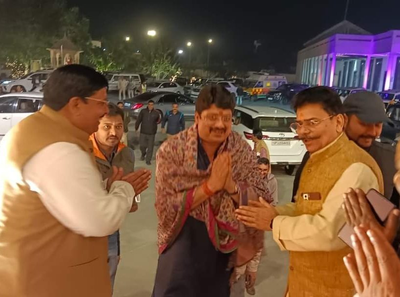 iGopalRai's tweet photo. भारतीय जनता पार्टी के वरिष्ठ नेता एवं औरंगाबाद बिहार के सांसद श्री सुशील सिंह के पुत्र एवं प्रतापगढ़ के राजा रघुराज प्रताप सिंह उर्फ राजा भैया की भतीजी के वैवाहिक कार्यक्रम में उपस्थित रहें। https://t.co/igo6uQ51OG