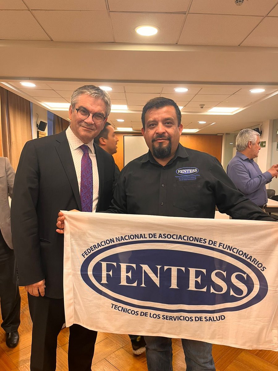 FentessChile's tweet photo. 🔵#FENTESS como parte de la Mesa del Sector Público #MSP llagó a un amplio acuerdo de #reajuste por el 12% con el @Min_Hacienda y @MintrabChile. Ahora el #Congreso deberá aprobar el proyecto.
📸Pdte. Fentess Freddy Sepúlveda junto al ministro Mario Marcel @mariomarcelc https://t.co/xMCjFqRdyA