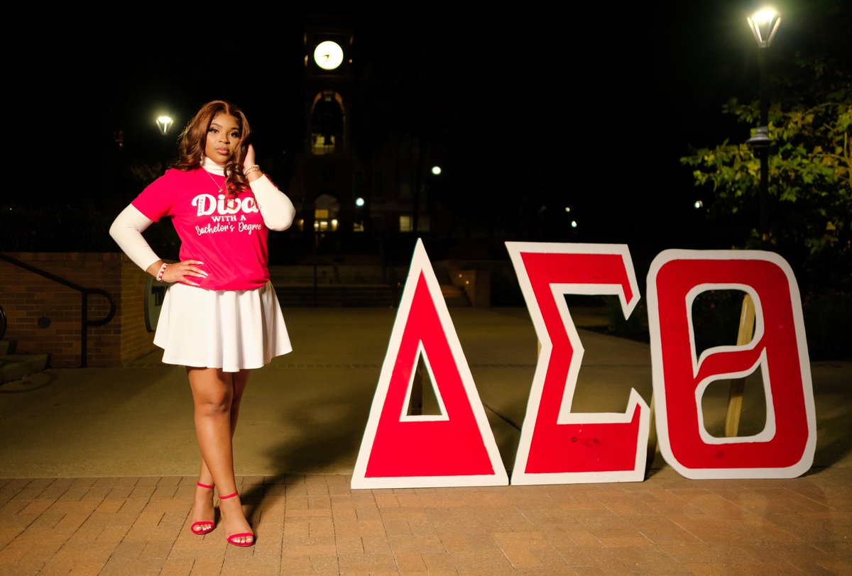 Syydd_Simoneee's tweet photo. “Education is our passport to the future, for tomorrow belongs to the people who
prepare for it today”- Malcolm X

• FTB Multiple Positions👯‍♀️
• NABJ VP🎙️
• BWE VP✊🏽
• ΔΣΘ Financial Secretary🔺

B.A. MultiPlatform Journalism Minor Sports Media
December 10th 2:30pm 🎓 https://t.co/uLVXq73wpi