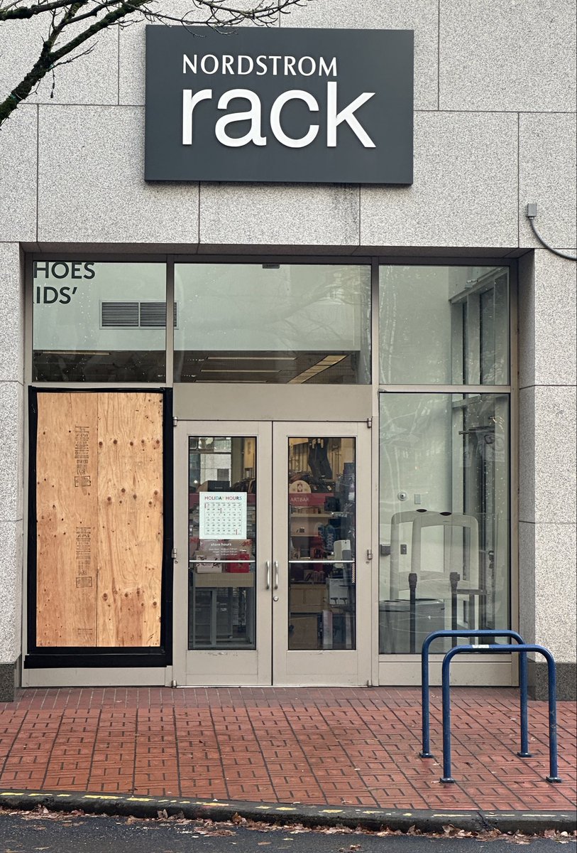 pdxccura's tweet photo. Portland Oregon 2022
#PostcardsFromPortland https://t.co/oecyxwHgXM