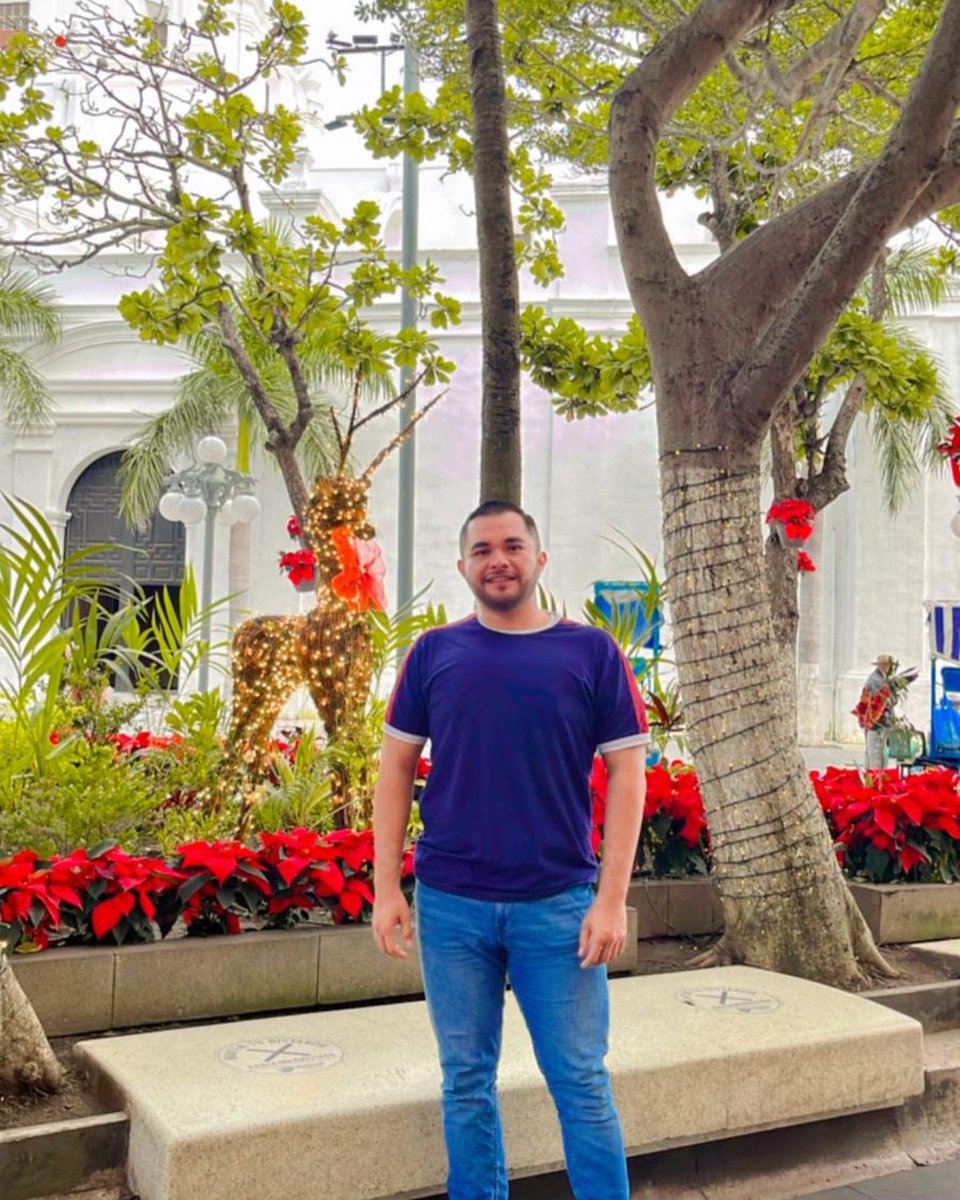 MarcosVLara's tweet photo. Navidad en la ciudad 

#Friday #Gay #GayBoy #SingleGayBoy #BearBoy #Bear https://t.co/6g4f8jO6fu