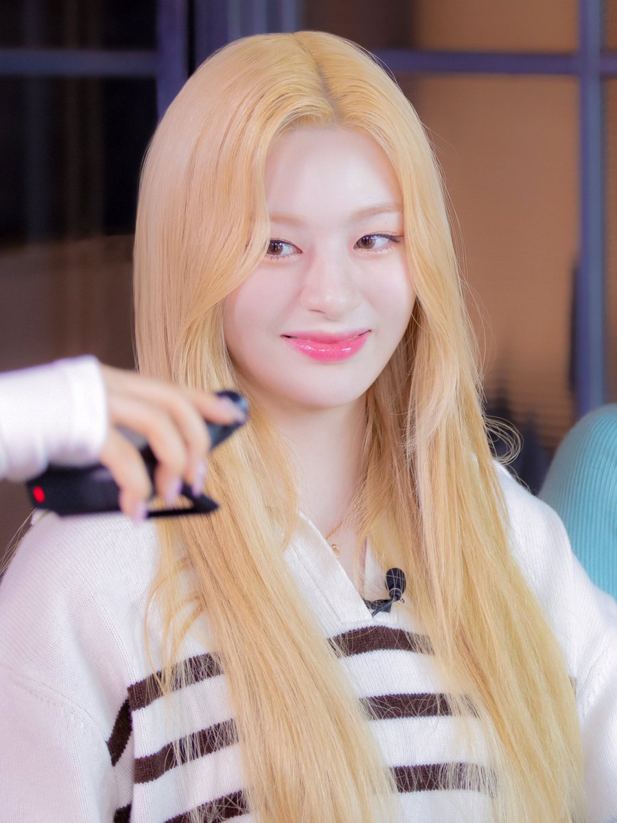 SEEUNSLOOK's tweet photo. she's so pretty https://t.co/af5xaXl4Tm