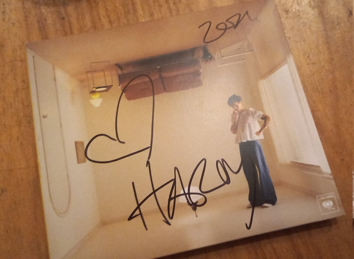 hsdaily's tweet photo. Harry signed this for a fan in Buenos Aires! (via @dannaxhs) https://t.co/WDxoAMfwrK