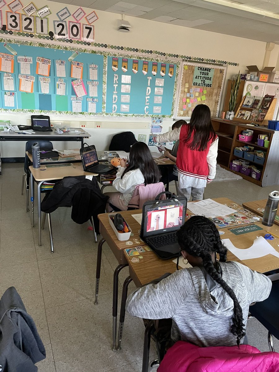 Friday morning snowflake fun in room 207! ❄️ ☃️