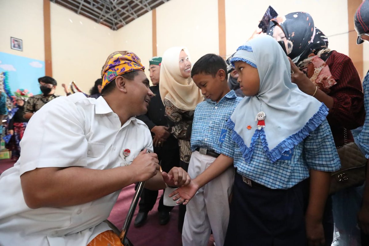 IjoKuluk's tweet photo. Wagub mengajak anak-anak disabilitas untuk menonton film layar lebar berjudul “Tegar”. Ajakan Wagub Taj Yasin pun, disambut sangat antusias oleh anak-anak.
#GusYasin #PanglimaSGN
#SantriGayengNusantara #SGNbaiz
#WagubJateng #TajYasinMZ
@TajYasinMZ https://t.co/0SxM0Fzs5l