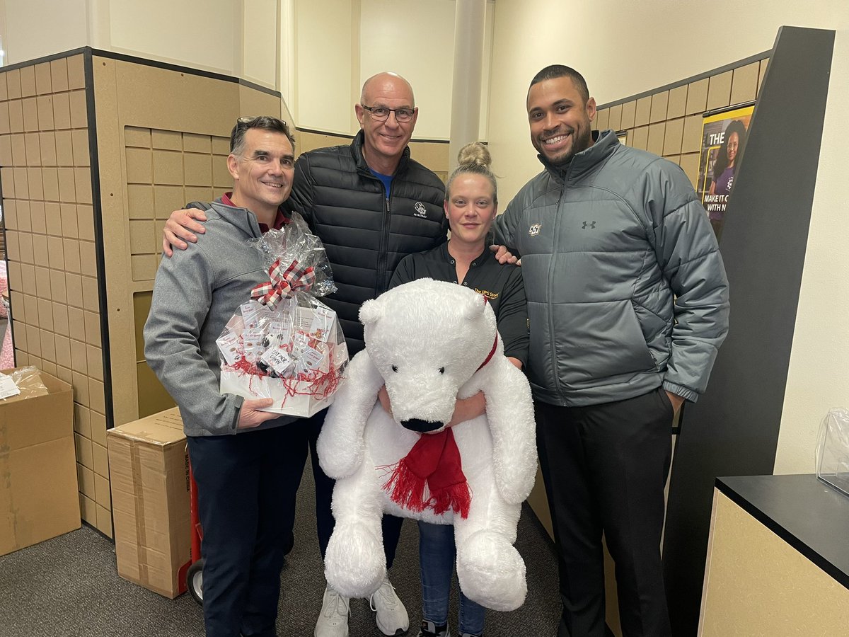 CSIAthletics1's tweet photo. Thank you to Mike Thomas at @SwireCC and Bill Ystueta at @ChickfilA helping us recognize just how special Kyndel Carter is. Customer service in todays world is a lost art. #CSIEagles #GoodPeople #MagicValley #ChickFilA #CocaCola https://t.co/yMJNXI8O4y